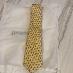 Boys Vineyard Vine tie. Used perfect condition. 100% silk. Yellow compass tie